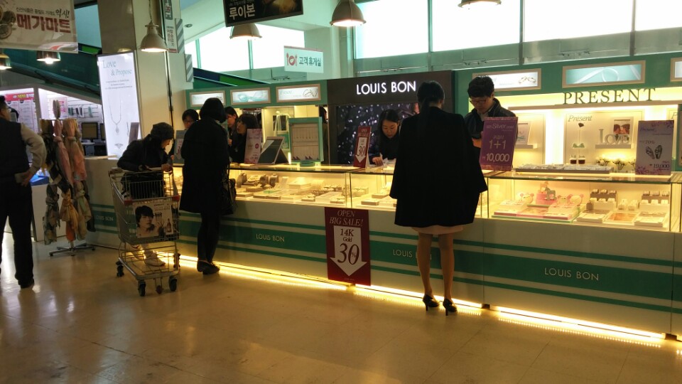  주식회사더필  판매직 - 루이본 - 주얼리 전문브랜드 루이본... 주식회사더필 - 루이본 - 주얼리 전문브랜드 루이본  - M백화점 춘천점... 
